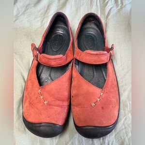 Keen Women's Red Suede Mary Jane Adjustable Strap Casual Comfort Shoes Sz 9.5